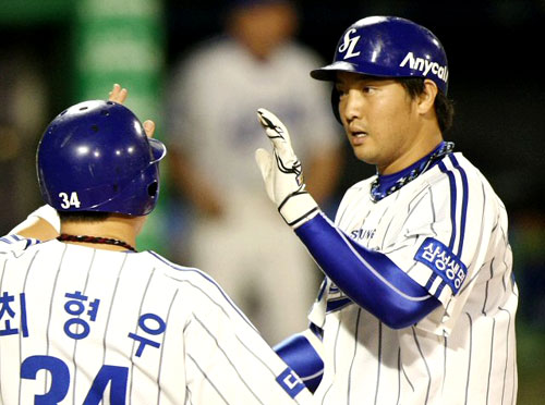 14일 대구구장에서 열린 프로야구 삼성 라이온즈-두산 베어즈전에서 6회말 무사 1루의 상황에서 삼성 채태인이 2점홈런을 터트리고 홈인하며 최형우와 손을 맞추고 있다. 