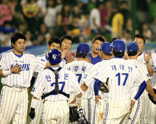   15일 대구구장에서 열린 프로야구 삼성 라이온즈-두산 베어즈전에서 1차전의 패배를 설욕하며 승리한 삼성 선수들이 손을 맞추며 기쁨을 나누고 있다. 