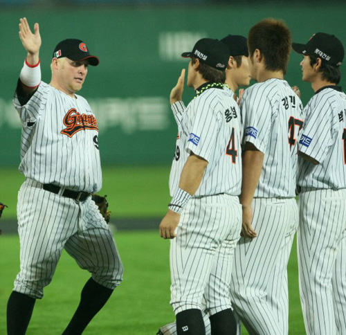   15일 부산 사직야구장에서 열린 프로야구 경기에서 롯데가 한화를 7대2로 승리한 뒤 선수들이 기쁨을 나누고 있다. 