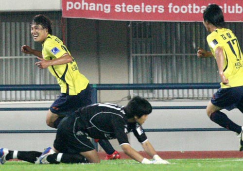 15일 성남종합운동장에서 열린 2009 하나은행 FA컵 8강전 성남 일화-포항 스틸러스 경기, 성남 김진용(왼쪽)이 1대1 동점 상황에서 결승골을 넣고 환호하는 가운데 포항 골키퍼 김지혁이 허탈해하고 있다. 