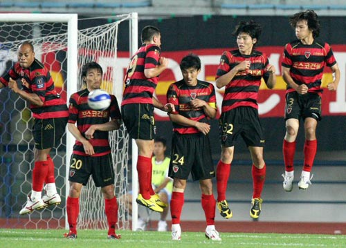 15일 성남종합운동장에서 열린 2009 하나은행 FA컵 8강전 성남 일화-포항 스틸러스 경기,  성남 라돈치치가 프리킥을 시도하자 포항 선수들이 온 몸으로 막고 있다. 