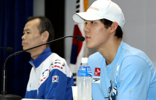 2009 국제수영연맹(FINA) 세계수영선수권대회에 참가하는 박태환 선수와 노민상 감독이 16일 오후 태릉선수촌에서 열린 기자회견에서 취재진의 질문에 답하고 있다. 