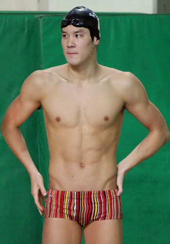 2009 국제수영연맹(FINA) 세계수영선수권대회에 참가하는 박태환 선수가 16일 오후 태릉선수촌에서 훈련을 하던 중 관계자와 대화를 나누고 있다. 