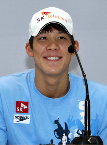 2009 국제수영연맹(FINA) 세계수영선수권대회에 참가하는 박태환 선수가 16일 오후 태릉선수촌에서 열린 기자회견에서 취재진의 질문에 답하고 있다. 
