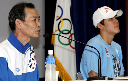 2009 국제수영연맹(FINA) 세계수영선수권대회에 참가하는 박태환 선수와 노민상 감독이 16일 오후 태릉선수촌에서 열린 기자회견에서 취재진의 질문에 답하고 있다. 