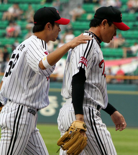  16일 서울 잠실야구장에서 벌어진 2009 프로야구 LG트윈스와 SK와이번스 경기. LG 정성훈이 1회초에만 6실점한 팀 선발 봉중근의 어깨를 두드리며 위로하고 있다. 