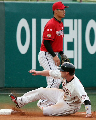   16일 오후 서울 목동구장에서 열린 히어로즈와 KIA의 경기 1회말 무사상황에서 히어로즈 클락이 3루진루에 성공하고 있다. 