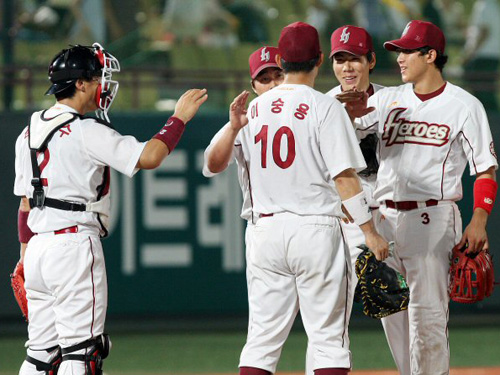    16일 오후 서울 목동구장에서 열린 히어로즈와 KIA의 경기에서 히어로즈가 6:2로 승리 후 선수들이 기뻐하고 있다. 