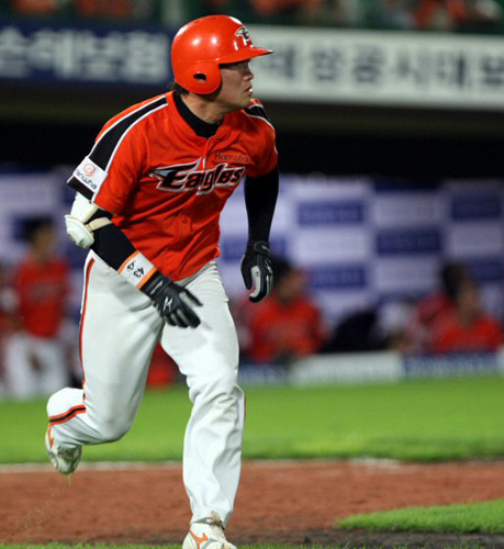  한화 연경흠이 16일 부산 사직야구장에서 열린 롯데경기와 경기 8회말에서 프로야구 2만번째 홈런을 때리고 1루로 향하고 있다. 