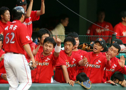  16일 서울 잠실야구장에서 벌어진 2009 프로야구 LG트윈스와 SK와이번스 경기. 1회초 1사 1,2루에서 SK 최정의 안타로 2루주자 박재홍이 홈을 밟고 동료들의 축하를 받고 있다. 