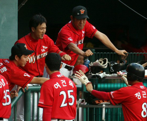   16일 서울 잠실야구장에서 벌어진 2009 프로야구 LG트윈스와 SK와이번스 경기. 1회초 1사 2루 SK 박재홍의 안타로 정근우가 홈을 밟고 동료들의 축하를 받고 있다. 