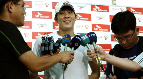 박태환이 로마에서 열리는 2009 세계수영선수권대회 참가를 위해 17일 오후 인천공항을 통해 출국했다. 출국 전 박태환이 기자회견을 하고 있다. 박태환은 자유형 200ｍ, 400ｍ, 1,500ｍ 세 종목에 출전한다. 