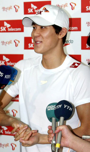 박태환이 로마에서 열리는 2009 세계수영선수권대회 참가를 위해 17일 오후 인천공항을 통해 출국했다. 출국 전 박태환이 기자회견을 하고 있다. 박태환은 자유형 200ｍ, 400ｍ, 1,500ｍ 세 종목에 출전한다. 