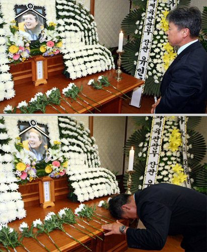  히말라야 낭가파르밧(8천126ｍ)에서 실족해 숨진 여성산악인 故 고미영씨의 분향소가 17일 서울 국립의료원에 차려져 산악인 엄홍길씨가 조문하고 있다. 
