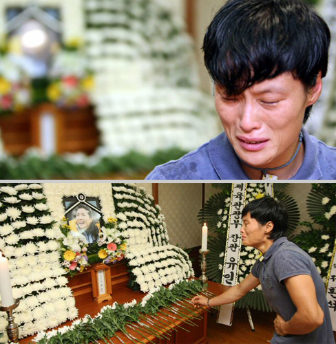  히말라야 낭가파르밧(8천126ｍ)에서 실족해 숨진 여성산악인 故 고미영씨의 분향소가 17일 서울 국립의료원에 차려져 한 조문객이 고인의 영정에 꽃을 바친 뒤 오열하고 있다. 