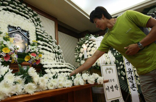  히말라야 낭가파르밧(8천126ｍ)에서 실족해 숨진 여성산악인 故 고미영씨의 분향소가 17일 서울 국립의료원 장례식장에 차려져 조문객들이 고인의 영정에 꽃을 바치고 있다. 