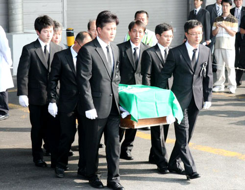 8천ｍ 고봉 14좌 완등의 꿈을 히말라야 설산에 묻은 여성산악인 고 (故) 고미영씨 시신이 인천공항 화물청사에서 유가족의 오열 속에 영구차로 옮겨지고 있다. 