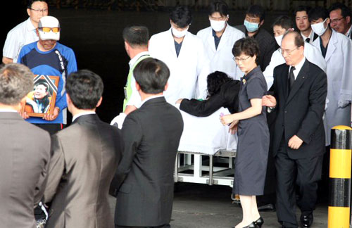 8천ｍ 고봉 14좌 완등의 꿈을 히말라야 설산에 묻은 여성산악인 고 (故) 고미영씨 시신이 화물청사에서 유가족의 오열 속에 영구차로 옮겨지고 있다. 
