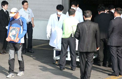 8천ｍ 고봉 14좌 완등의 꿈을 히말라야 설산에 묻은 여성산악인 고 (故) 고미영씨 시신이 화물청사에서 운구, 유가족의 오열 속에 영구차로 옮겨지고 있다. 