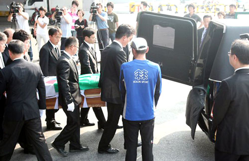 8천ｍ 고봉 14좌 완등의 꿈을 히말라야 설산에 묻은 여성산악인 고 (故) 고미영씨 시신이 19일 인천공항 화물청사에서 유가족의 오열 속에 영구차로 옮겨지고 있다. 