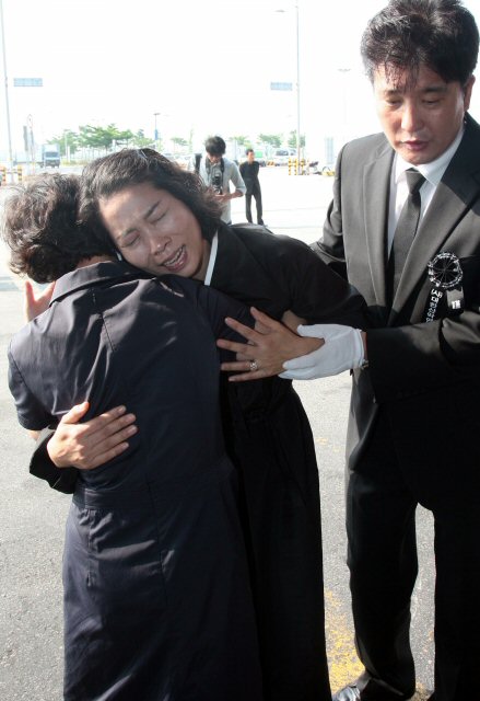 8천ｍ 고봉 14좌 완등의 꿈을 히말라야 설산에 묻은 여성산악인 고 (故) 고미영씨 시신이 19일 인천공항 화물청사 도착하자 언니 고미란(가운데)씨가 오열하고 있다. 