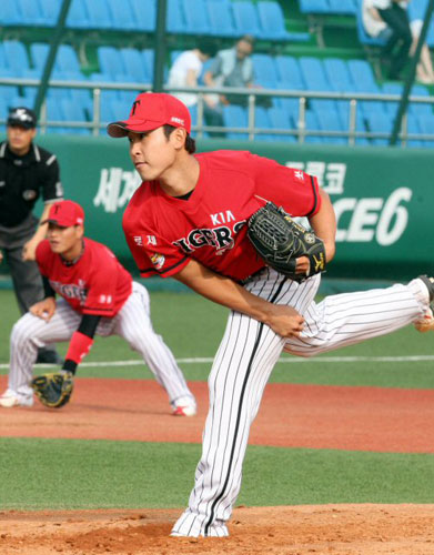 19일 대전야구장에서 열린 2009프로야구 한화와 KIA의 경기에서 KIA 선발투수 윤석민이 역투하고 있다 