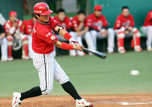 19일 대전야구장에서 열린 2009프로야구 한화와 KIA의 경기. KIA 이종범이 8회초 2사 1,2루에서 1타점 적시타를 치고 있다. 