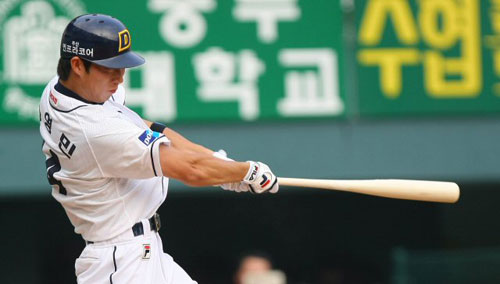 19일 오후 서울 잠실야구장에서 열린 프로야구 히어로즈 대 두산베어스의 경기 2회말 2사 상황에서 두산 고영민이 좌월 솔로홈런을 날리고 있다. 