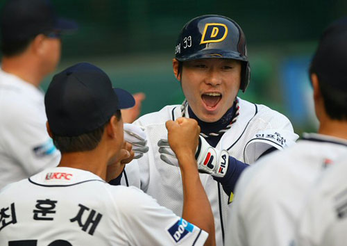  19일 오후 서울 잠실야구장에서 열린 프로야구 히어로즈 대 두산베어스의 경기 3회말 2사 주자 2,3루 상황에서 두산 이원석이 3점홈런을 날린 뒤 홈으로 들어와 동료들과 하이파이브하고 있다. 