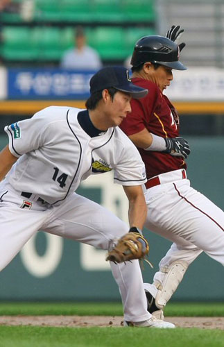 19일 오후 서울 잠실야구장에서 열린 프로야구 히어로즈 대 두산베어스의 경기 5회초 2사 주자 1,2루 상황에서 히어로즈 송지만이 2타점 좌전 안타를 때린 뒤 3루로 가려다 2루로 급히 돌아오고 있다. 