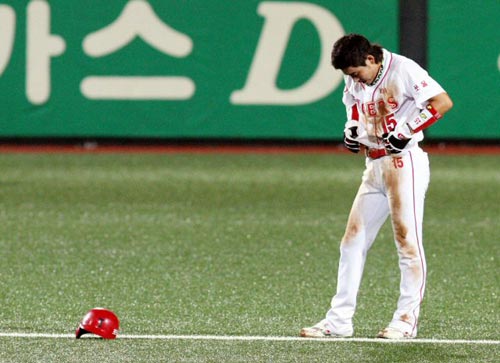   22일 광주 무등경기장에서 열린 2009 프로야구 KIA 타이거즈-LG 트윈스 경기, KIA 이용규가 6회말 2루 도루에 성공한 후 유니폼에 묻은 흙을 털어내고 있다. 