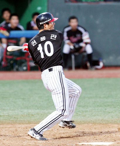   22일 광주 무등경기장에서 열린 2009 프로야구 KIA 타이거즈-LG 트윈스 경기, LG 권용관이 5회초 1사 1루 상황에서 1타점 2루타를 치고 있다. 