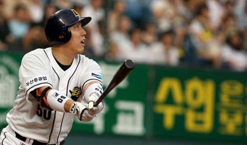 22일 서울 잠실야구장에서 열린 2009 프로야구 두산 베어스-롯데 자이언츠 경기, 두산 김현수가 2회말 1사 만루 상황에서 만루 홈런을 친 후 타구를 바라보고 있다. 