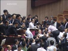 ‘미디어법’ 몸싸움 속 국회 통과 