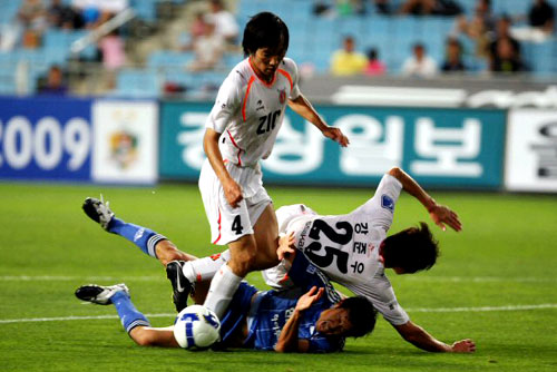 22일 울산문수축구경기장에서 열린 프로축구 2009 피스컵대회 8강 2차전 울산 현대와 제주 Utd의 경기에서 울산 현대 조진수(맨 밑)와 제주Utd의 강준우가 넘어지고 있다. 