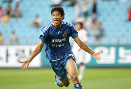 22일 울산문수축구경기장에서 열린 프로축구 2009 피스컵대회 8강 2차전 울산 현대와 제주 Utd의 경기에서 울산 현대 조진수가 골을 넣은 뒤 환호하고 있다. 