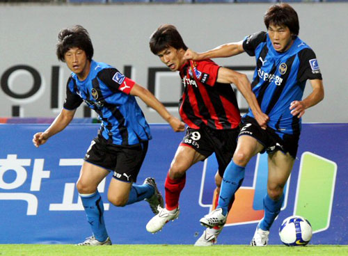 22일 오후 인천월드컵경기장에서 열린 프로축구 FC서울과 인천 유나이티드 경기에서 FC서울 정조국이 블을 드리블하자 수비수들이 밀착마크 하고 있다. 