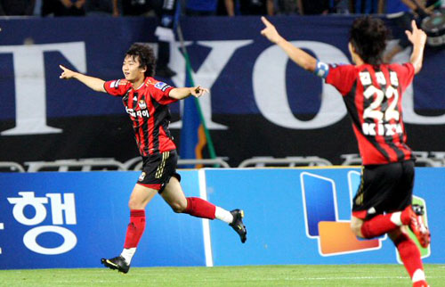 22일 오후 인천월드컵경기장에서 열린 프로축구 FC서울과 인천 유나이티드 경기에서 FC서울 이승렬이 후반 동점골을 터뜨린 뒤 환호하고 있다. 