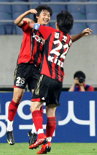 22일 오후 인천월드컵경기장에서 열린 프로축구 FC서울과 인천 유나이티드 경기에서 FC서울 이승렬이 후반 동점골을 터뜨린 뒤 환호하고 있다. 