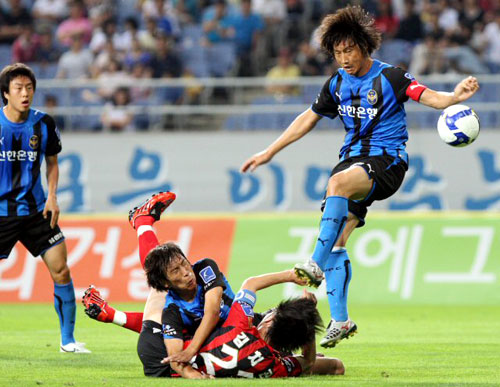 22일 오후 인천월드컵경기장에서 열린 프로축구 FC서울과 인천 유나이티드 경기에서 인천 유나이티드 임중용이 치열한 접전 속에 볼을 차내고 있다. 