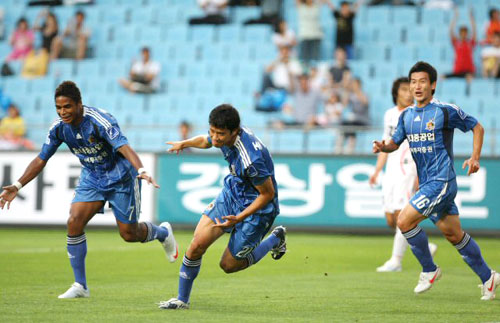 22일 울산문수축구경기장에서 열린 프로축구 2009 피스컵대회 8강 2차전 울산 현대와 제주 Utd의 경기에서 울산 현대 조진수(가운데)가 골을 넣은 뒤 동료들과 함께 기뻐하고 있다. 