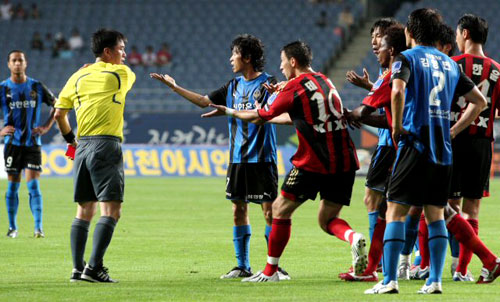 22일 오후 인천월드컵경기장에서 열린 프로축구 FC서울과 인천 유나이티드 경기에서 양팀 선수들이 경기 후반 주심의 판정에 이의를 제기하고 있다. 