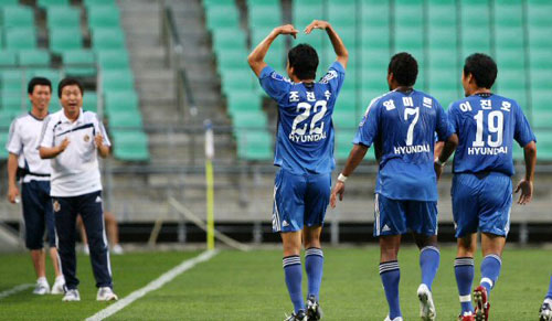 22일 울산문수축구경기장에서 열린 프로축구 2009 피스컵대회 8강 2차전 울산 현대와 제주 Utd의 경기에서 울산 현대 조진수가 골을 넣은 뒤 코칭스텝을 향해 하트를 보내고 있다. 