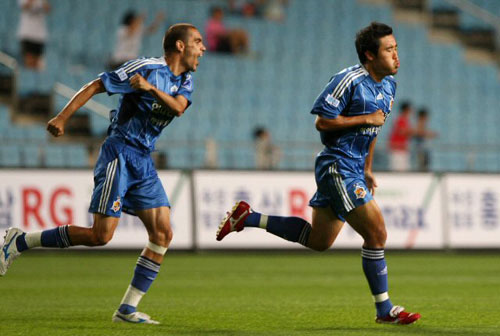 22일 울산문수축구경기장에서 열린 프로축구 2009 피스컵대회 8강 2차전 울산 현대와 제주 Utd의 경기에서 두번째 골을 넣은 울산현대 이진호가 세번째 골을 넣은 슬라브코와 달려가고 있다. 