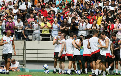 잉글랜드 프로축구 프리미어리그 맨체스터 유나이티드 선수들의 훈련이 열린 23일 오전 서울월드컵경기장에서 관람객들이 루니 등 선수들의 물먹는 모습을 사진에 담고 있다. 