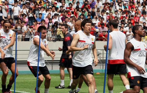 잉글랜드 프로축구 프리미어리그 맨체스터 유나이티드의 `산소 탱크' 박지성이 23일 오전 서울월드컵경기장에서 동료선수들과 함께 체력훈련을 하고 있다. 