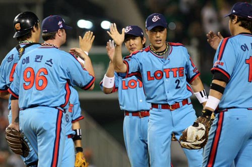 23일 오후 서울 잠실구장에서 열린 2009 프로야구 두산 베어스-롯데 자이언츠 경기, 롯데 선수들이 두산을 6대4로 물리친 후 기뻐하고 있다. 