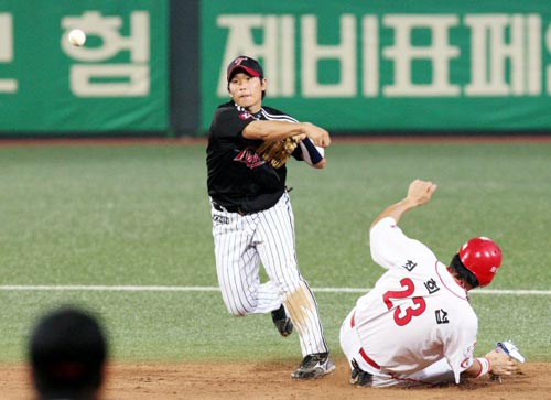  23일 광주 무등경기장에서 열린 2009 프로야구 KIA 타이거즈-LG 트윈스 경기, LG 2루수 박경수(왼쪽)가 KIA 1루 주자 최희섭을 포스아웃 시킨 후 더블플레이를 위해 1루로 송구하고 있다. 