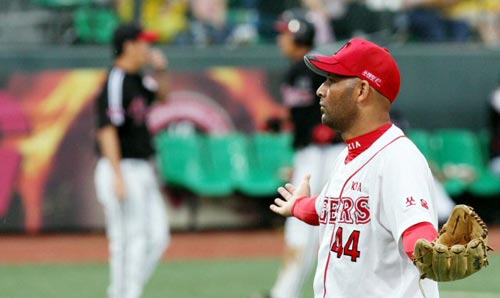 KIA 선발 투수 로페즈가 2회초 2사 2, 3루 위기 상황을 무실점으로 막은 후 덕아웃을 쳐다보고 있다. 
