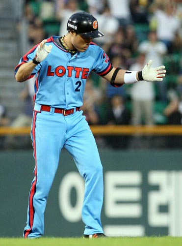 23일 오후 서울 잠실구장에서 열린 2009 프로야구 두산 베어스-롯데 자이언츠 경기,  롯데 조성환이 3회초 1사 1, 2루 상황에서 2점 적시타를 친 후 기뻐하고 있다. 